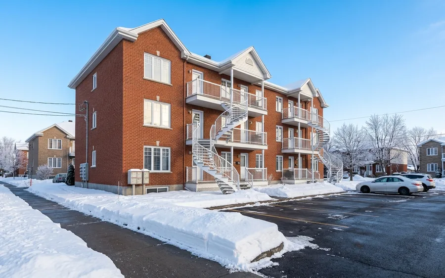 Stationnement d'un immeuble à logements dégagé de sa neige